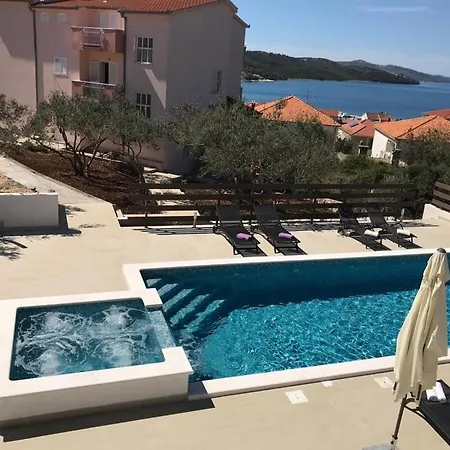Apartment In Okrug Gornji With Balcony, Air Conditioning, Wifi, Dishwasher 5048-1 Trogir