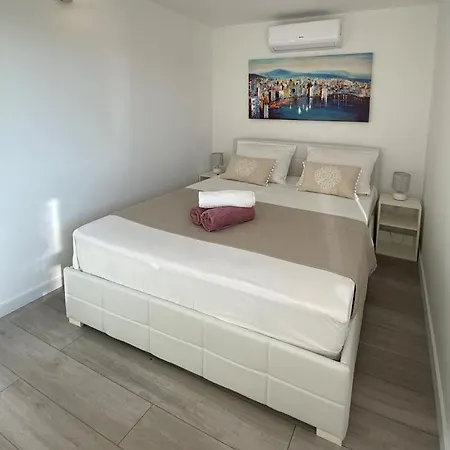 In Okrug Gornji With Balcony, Air Conditioning, Wifi, Dishwasher 5048-1 *