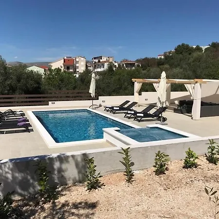 Apartment In Okrug Gornji With Balcony, Air Conditioning, Wifi, Dishwasher 5048-1